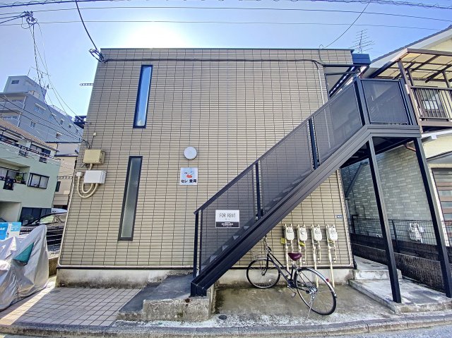 建物外観　京浜東北線「鶴見駅」徒歩5分の駅近アパートです。