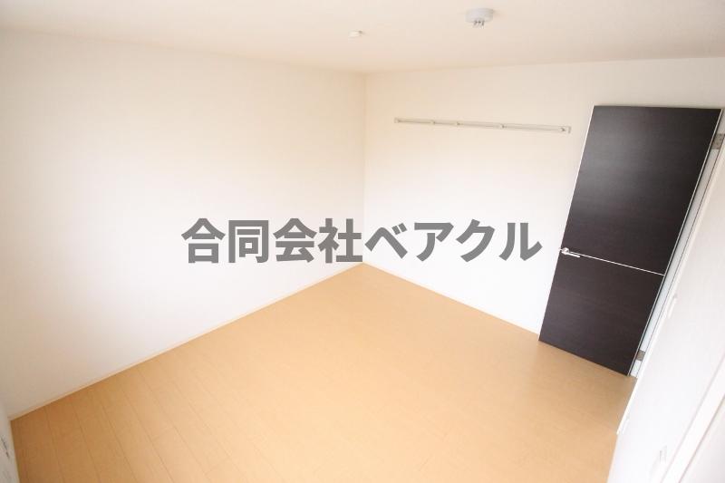 その他部屋・スペース　開放的な寝室です