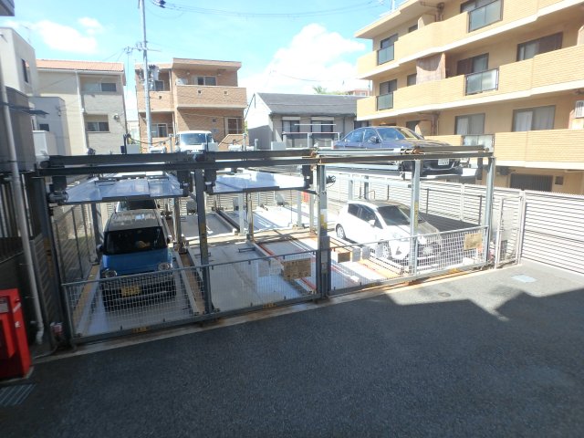 駐車場　駐車場があるので、車を買う予定の方も安心です