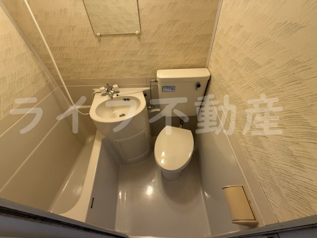 トイレ　落ち着いた色調のトイレです