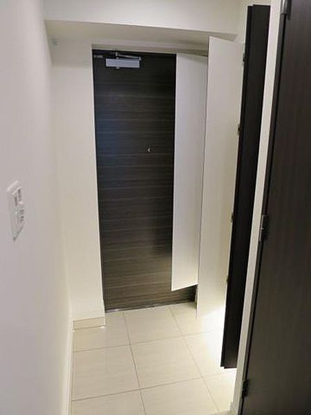 玄関　※別部屋の参考写真です。