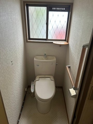 トイレ　手すりもあって誰にも優しいトイレです。