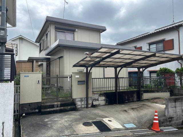 建物外観　駐車場が作り付けでセンサーライトもあります。