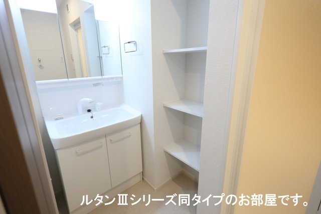 洗面設備　明るい洗面所です