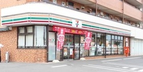 コンビニ　セブンイレブン日野三沢店（コンビニ）まで293m