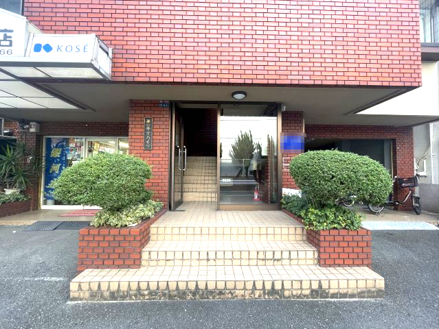 エントランス　同物件反転のお写真です 間取り図を参照願います