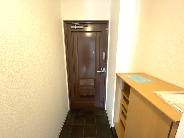 玄関　同物件反転のお写真です 間取り図を参照願います