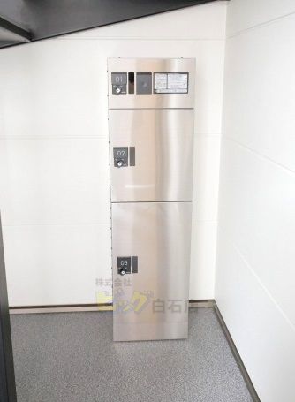 エントランス　留守中でも荷物が受け取れて便利な宅配ＢＯＸ完備しています♪