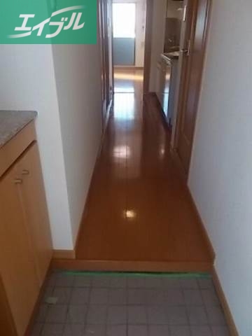 玄関　同物件反転部屋の写真です