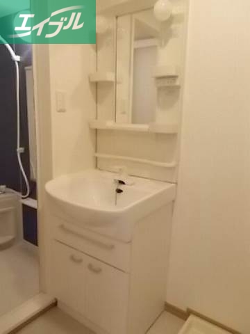 洗面設備　同物件反転部屋の写真です