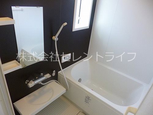 バス・シャワールーム　追い焚き機能＆小窓付きお風呂