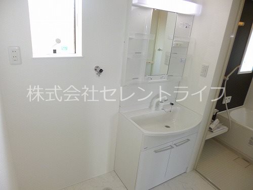 洗面設備　洗面スペース＆小窓付き