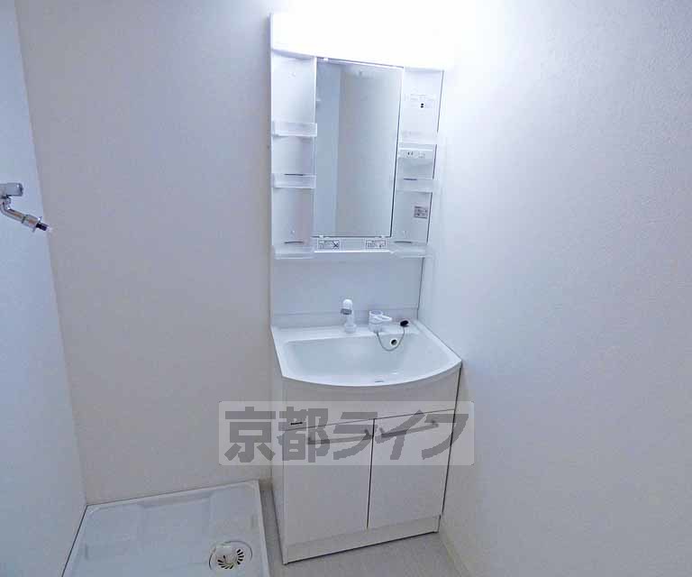 洗面設備　綺麗な洗面台です。