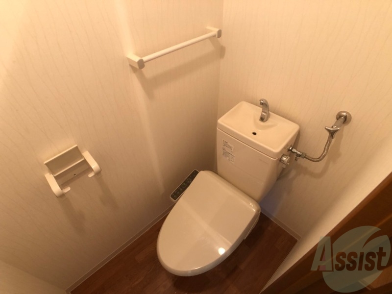 トイレ　ウォシュレット機能がついたトイレです。安心して使用できます。