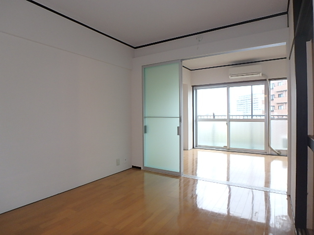 居室・リビング　前面開けていて明るいお部屋です