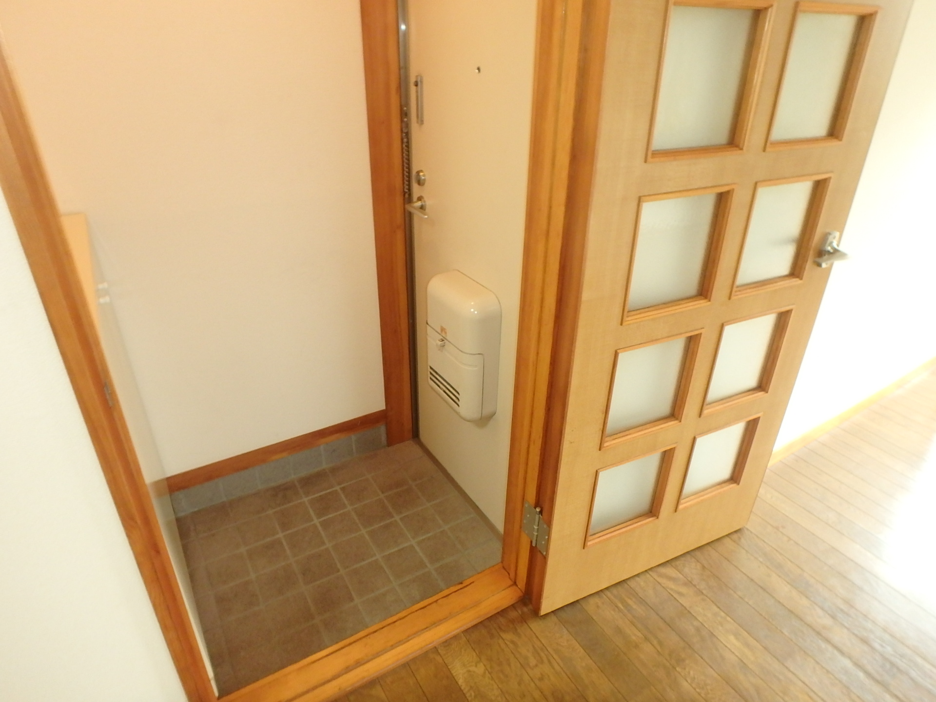 玄関　【一人入居限定】玄関と居室の境にドアがございます。
