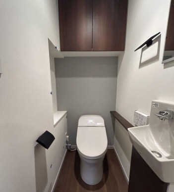 トイレ　落ち着いた色調のトイレです