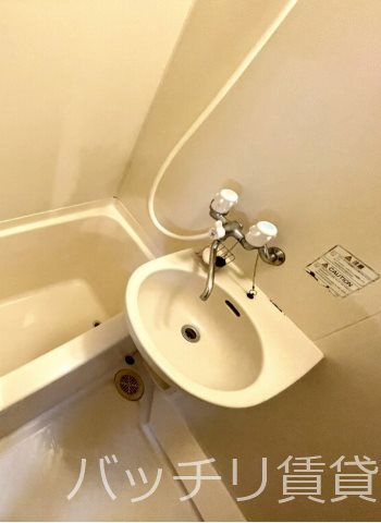 洗面設備　画像は別号室の為、現状優先になります