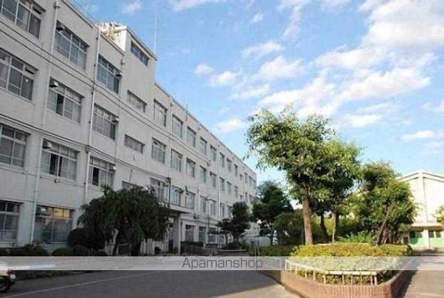 小学校　伊勢原市立桜台小学校（小学校）まで595m