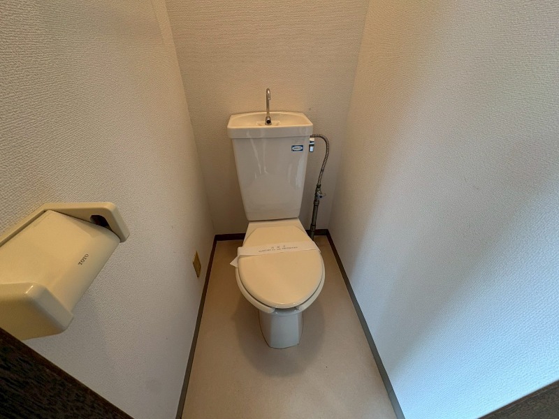 トイレ　こちらはトイレです。清潔感があり、安心して使用できます。