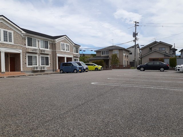 駐車場　駐車場に車を止められます
