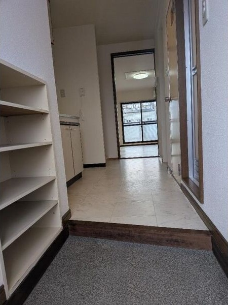 玄関　室内写真は別部屋の写真です。