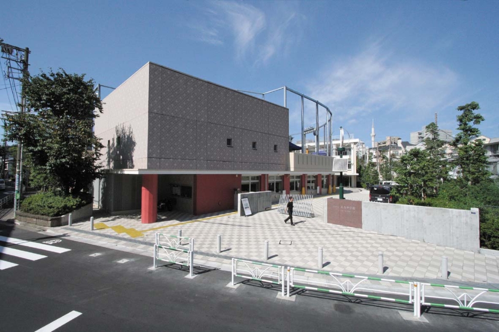 中学校　渋谷区立上原中学校（中学校）まで1300m