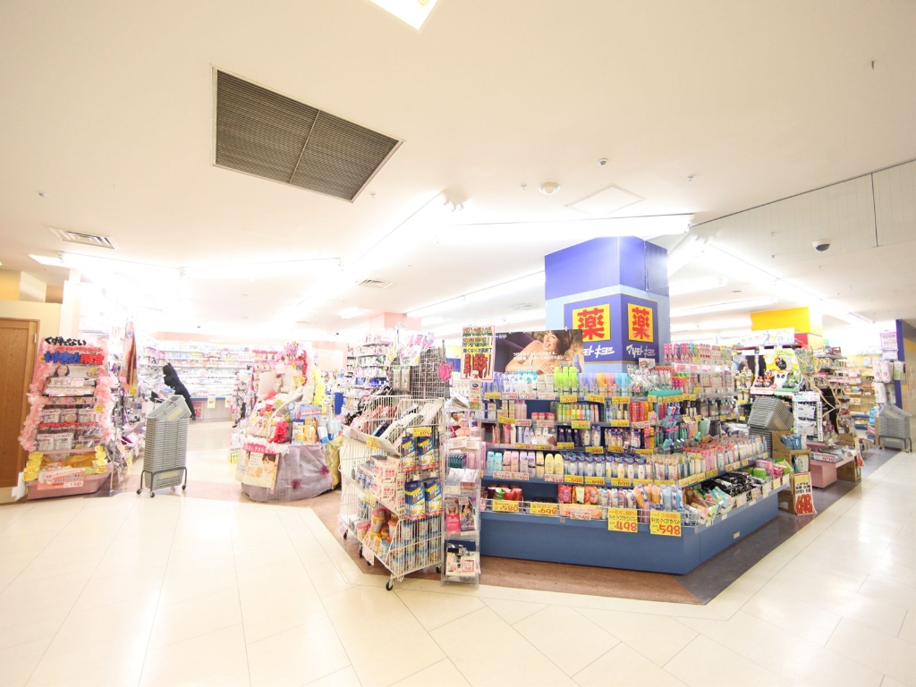 ドラックストア　マツモトキヨシ パレマルシェ神宮店（ドラッグストア）まで800m