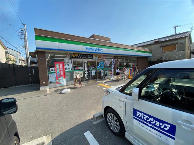 コンビニ　ファミリーマート（コンビニ）まで513m