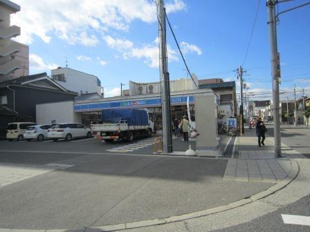 コンビニ　ローソン背戸口四丁目店（コンビニ）まで161m