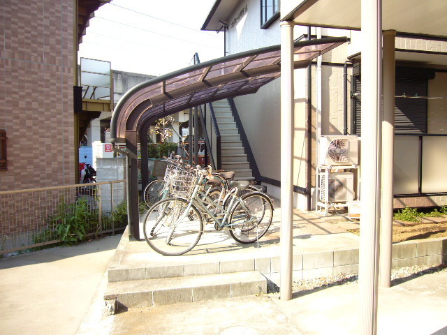 その他共有部分　雨の日でも安心して止められる屋根付の駐輪場です☆