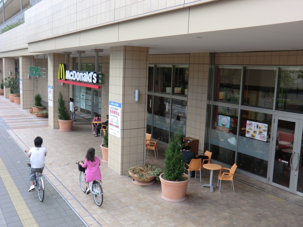 飲食店　マクドナルド　ＣＯＣＯＥあまがさき店（飲食店）まで92m