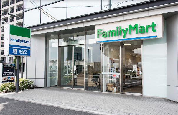 コンビニ　ファミリーマート オンワードベイパークビル店（コンビニ）まで663m