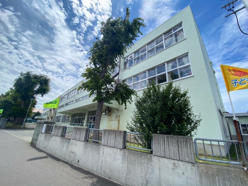 小学校　札幌市立新川中央小学校（小学校）まで223m