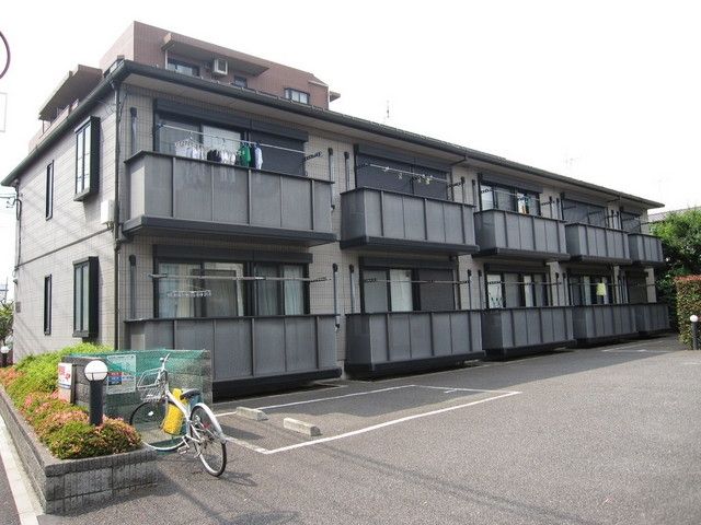建物外観　目の前駐車場で開放感有り