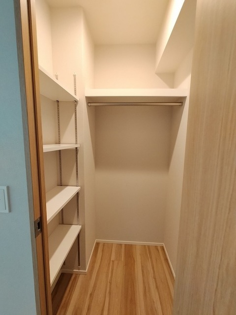 収納　ウォークインクローゼット※同タイプ２０４号室の写真です。