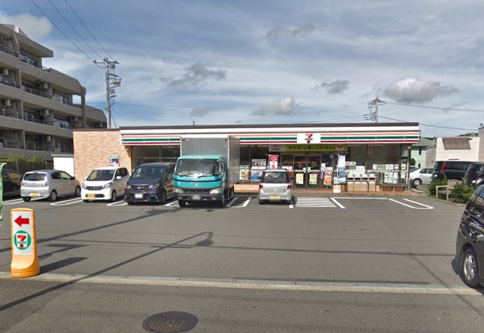 コンビニ　セブンイレブン（コンビニ）まで851m