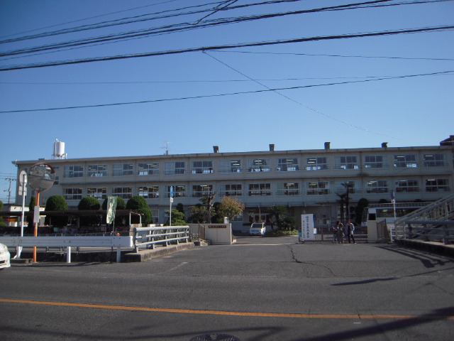 小学校　岡山市立富山小学校（小学校）まで830m