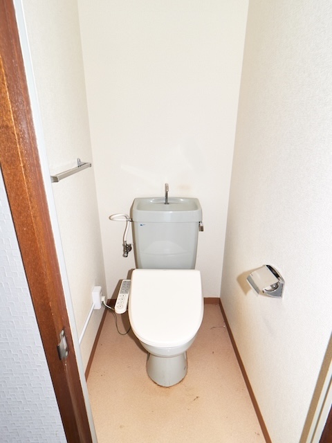 トイレ　温水洗浄便座は残置物です