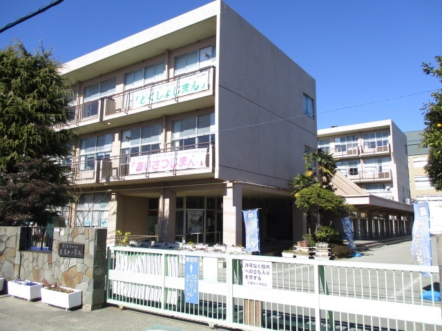 小学校　草加市立花栗南小学校（小学校）まで667m
