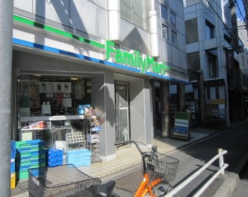 コンビニ　ファミリーマート南青山六丁目店（コンビニ）まで239m