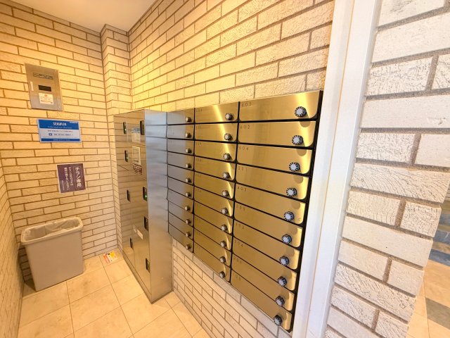 ロビー　ロビーにある各部屋毎のメールボックス。