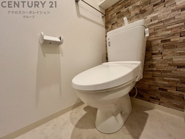 トイレ　アクセントクロスがかわいいトイレです♪