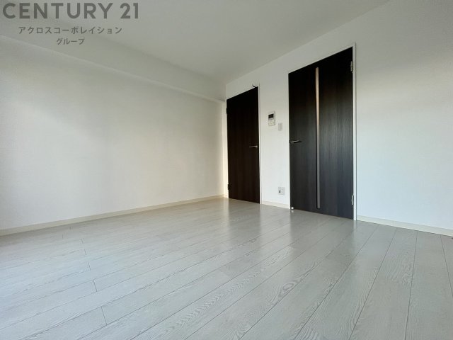 居室・リビング　洋室8.3帖と、広々としたお部屋です！