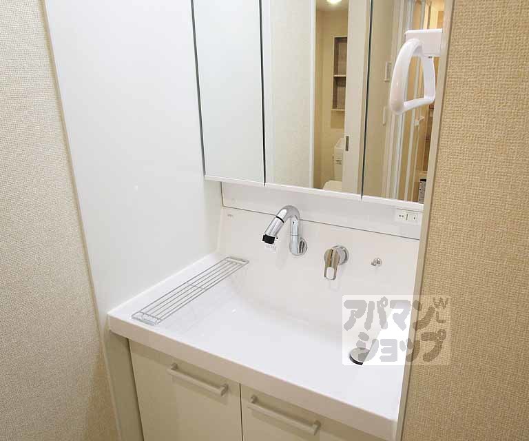 洗面設備　３０２号室の写真です。