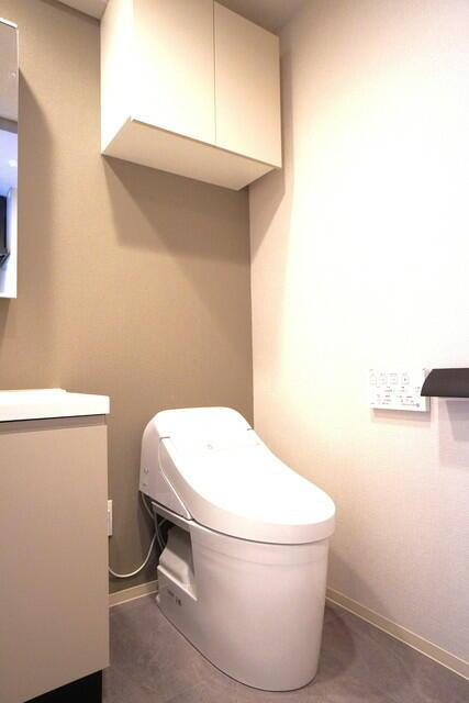 トイレ　落ち着いた色調のトイレです