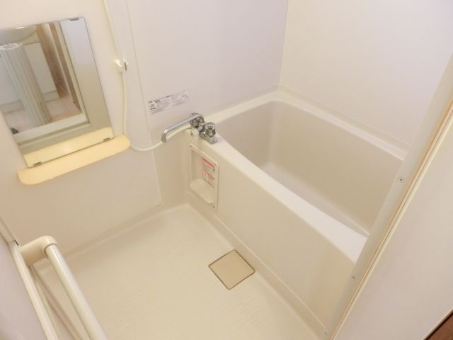 バス・シャワールーム　清潔感のあるバスルームです。