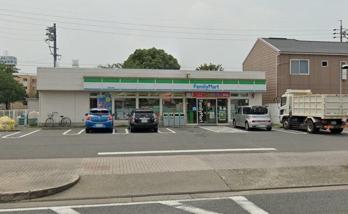 コンビニ　ファミリーマート港春田野店（コンビニ）まで701m