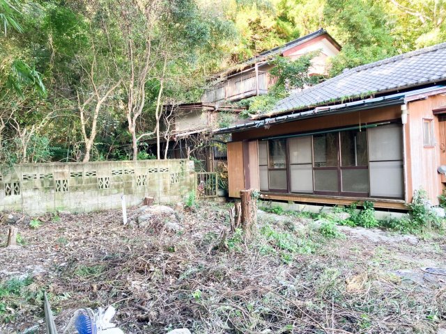 広い庭でワンちゃんも喜びます。自転車やバイクも置き放題