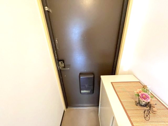 玄関　イメージとして同建物他部屋を表示しています